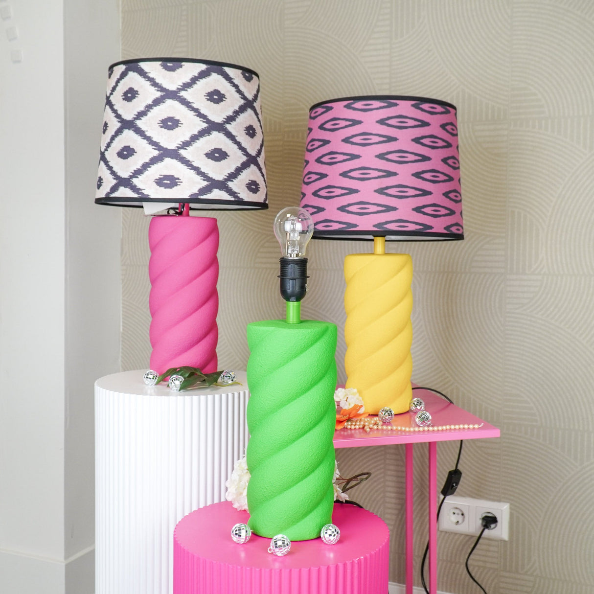 Tischlampe - Gedrehter Speck - Keramik - Neonpink - 12x12x28cm