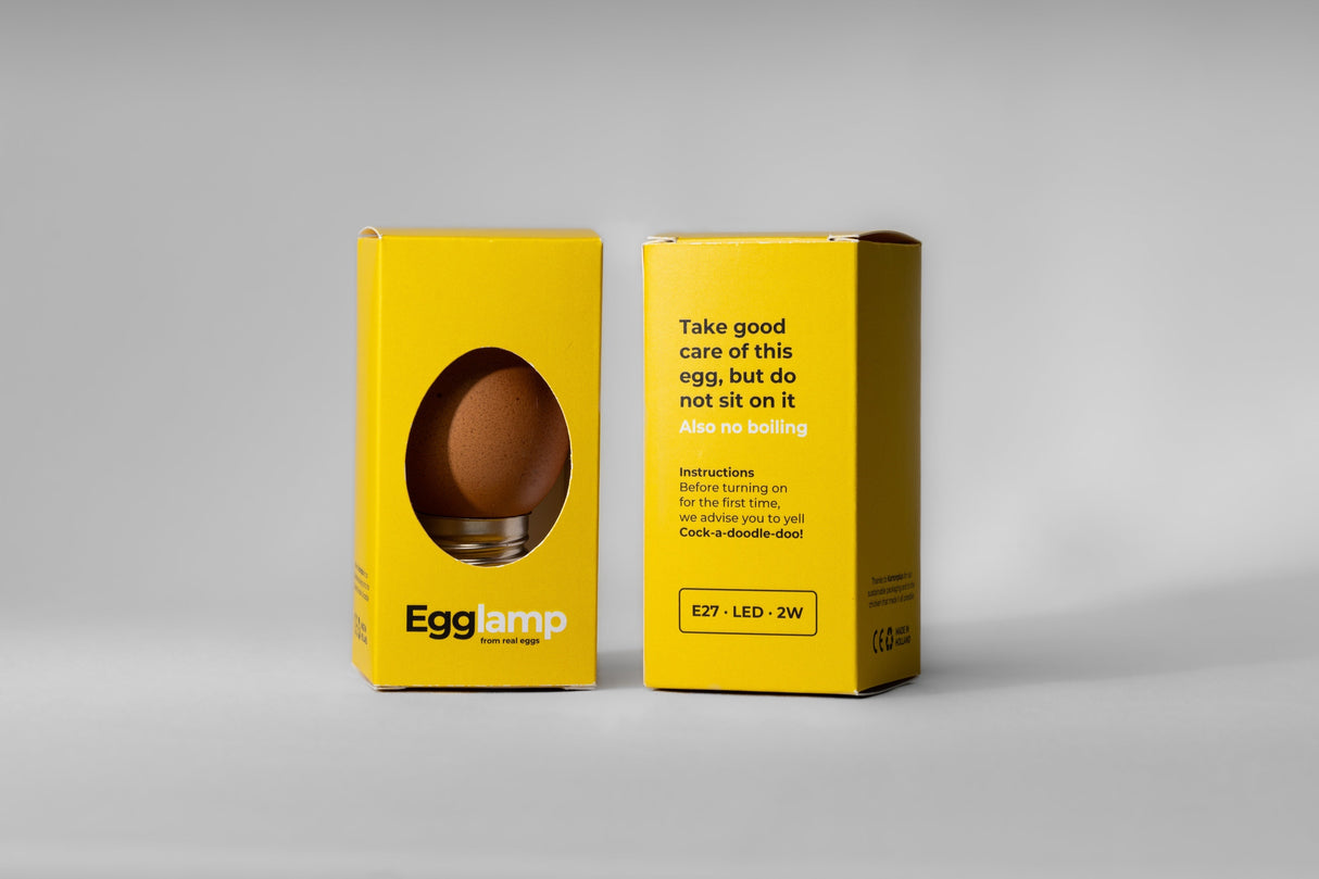 Egglamp bruin LED lamp met E27 fitting, 2W, compact ontwerp, verpakt in opvallende gele doos