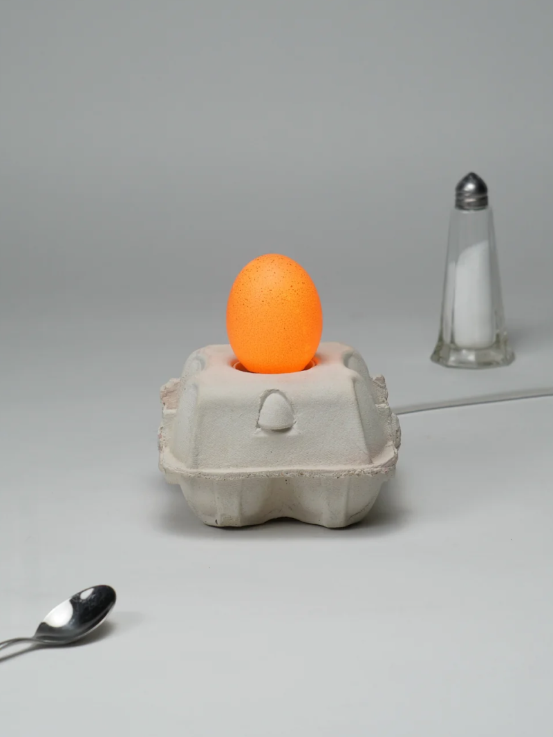 EggboxLAMP Classic LED lamp met oranje licht in eierdoos met lepel en zoutvaatje