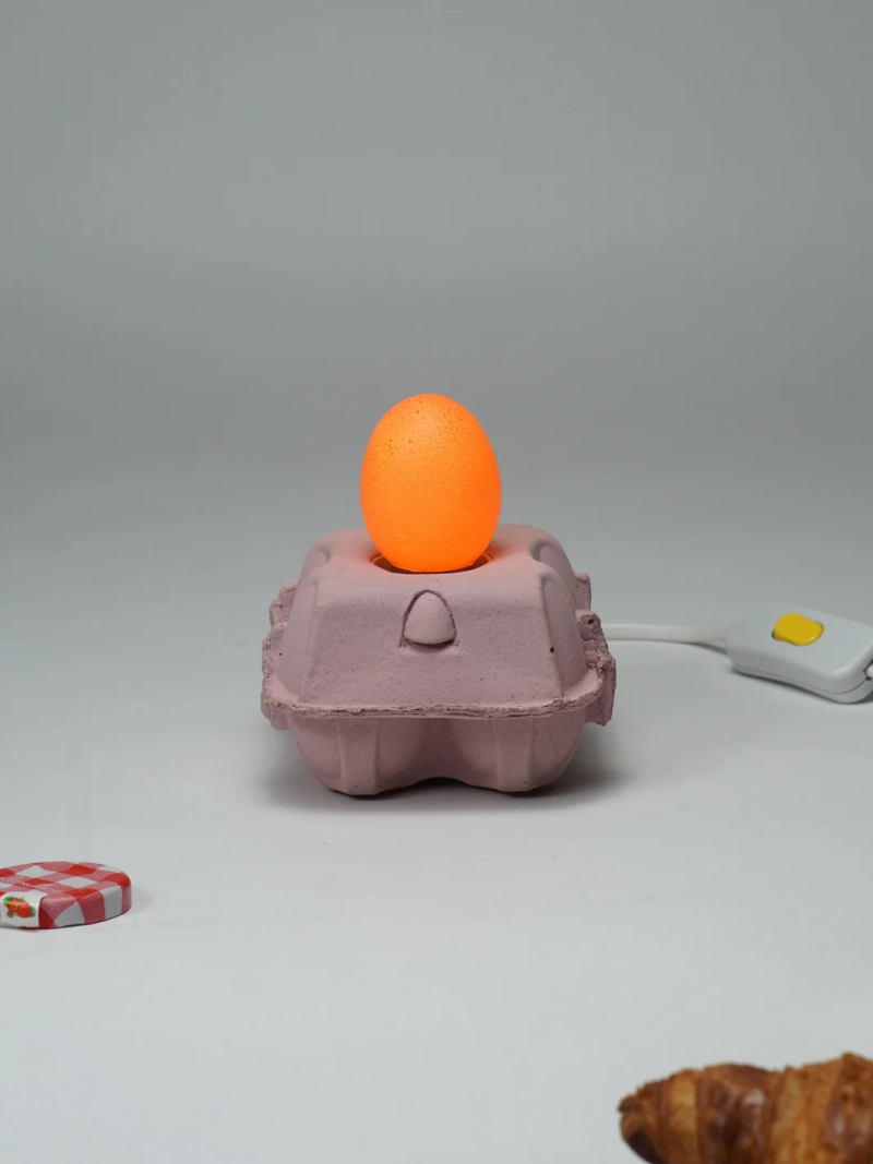 EggboxLAMP Rosé met een oplichtend ei, decoratieve lamp in een roze eierdoos