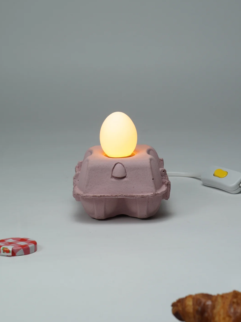 EggboxLAMP Rosé met een sfeervolle eivormige lamp in een roze eierdoos