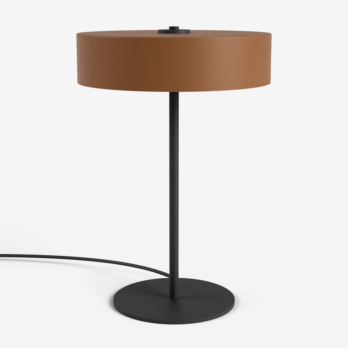 Moderne statafel lamp van Studio Monton met een bruine lampenkap en een zwart metalen voet