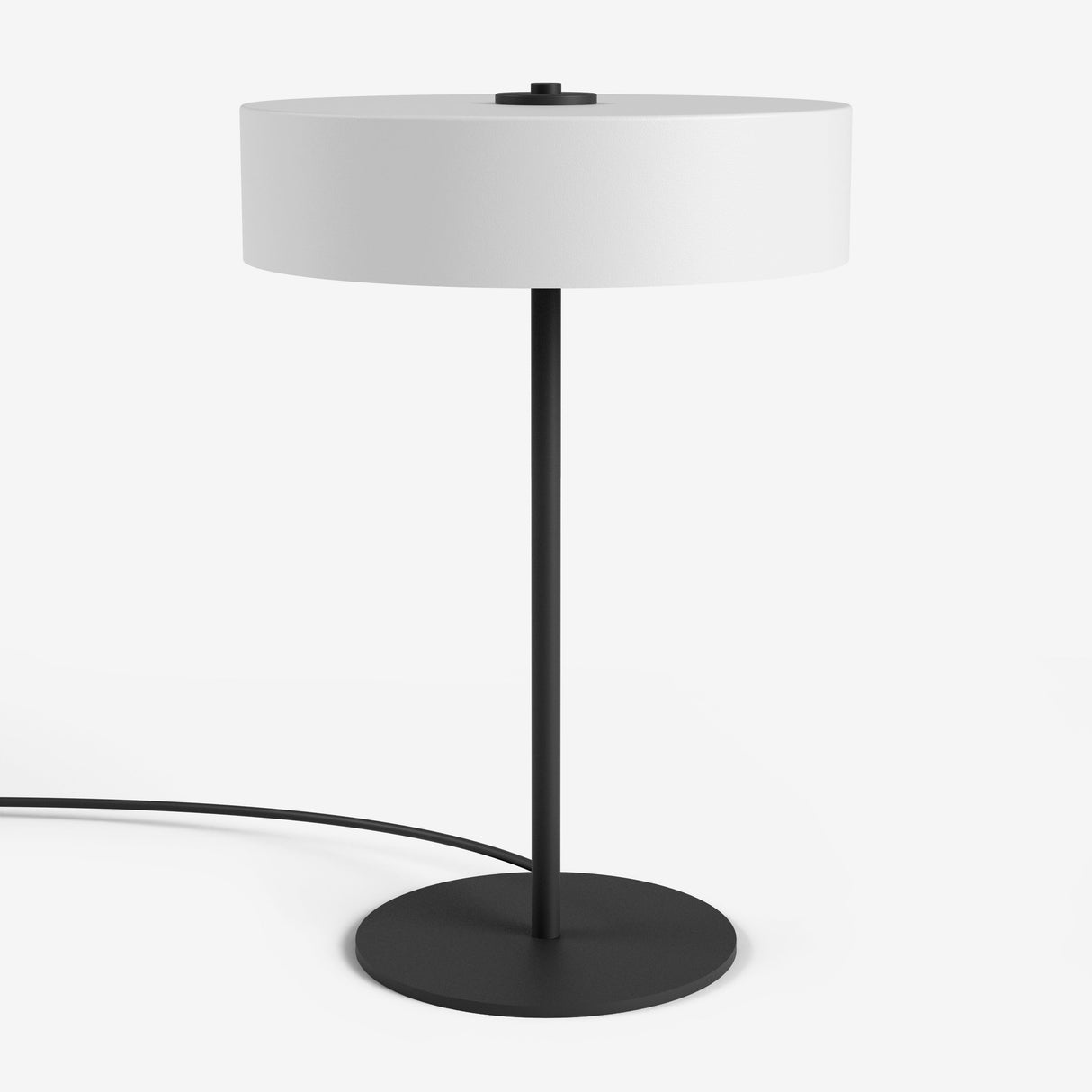 Moderne tafellamp van Studio Monton met een zwart metalen basis en een witte lampenkap