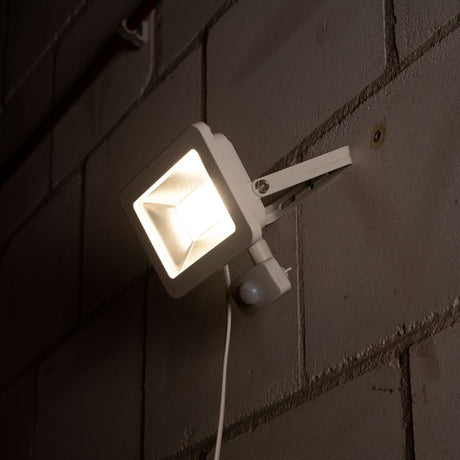 LED-Flutlicht 3300 - Mit Licht- und Bewegungssensor - Innen & Außen - 30W - Weiß