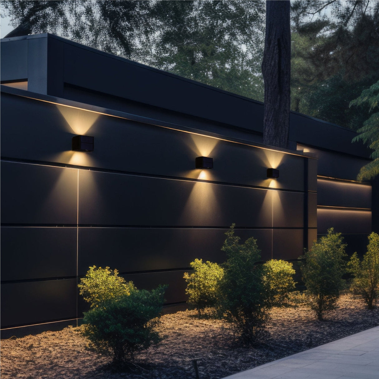 Draadloze Solar Buitenlamp met sensor - Schijnt beneden en boven - Wandlamp zonne-energie - Zwart