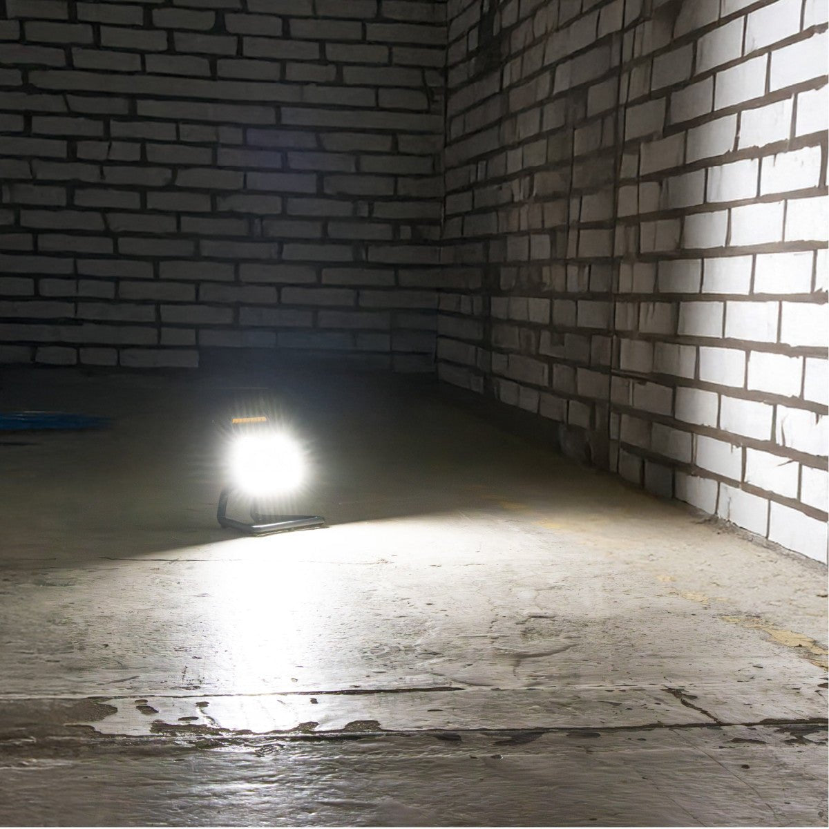 LED's Work 20W LED Construction Lamp Rechargeable 2000 - Works wirelessly on battery - Dust and waterproof - Cool white 4000K