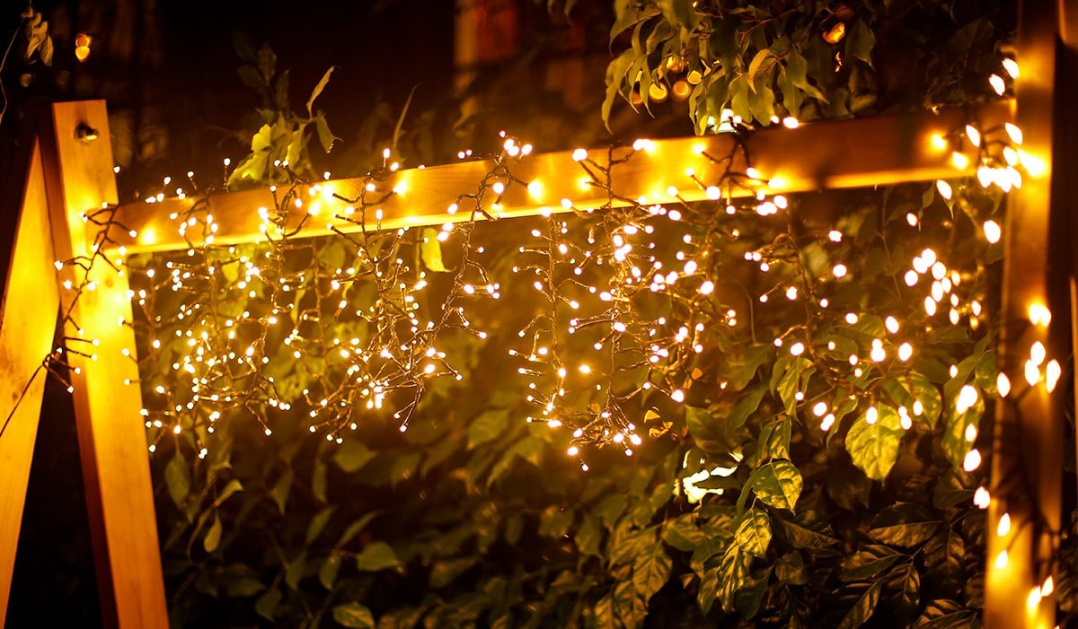 Aigostar lichtsnoer warm wit 10 meter met heldere LED-lampen voor sfeervolle tuinverlichting.