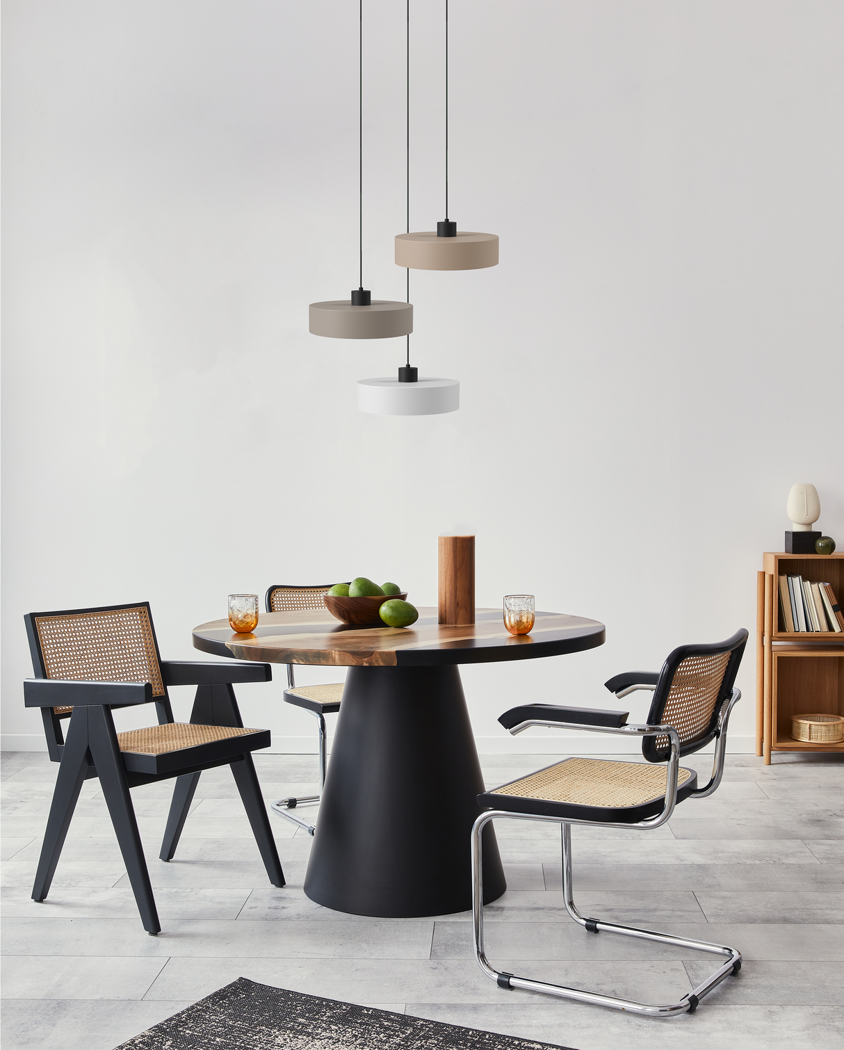 Moderne hanglamp LED boven een houten eettafel met stijlvolle stoelen en een minimalistische inrichting
