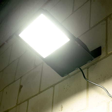 Premium-LED-Flutlicht 150 W – 30 Jahre Lebensdauer – IP66 wasserdicht – 24.000 lm