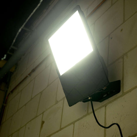 Premium-LED-Flutlicht 300 W – 30 Jahre Lebensdauer – IP66 wasserdicht – 50.000 lm