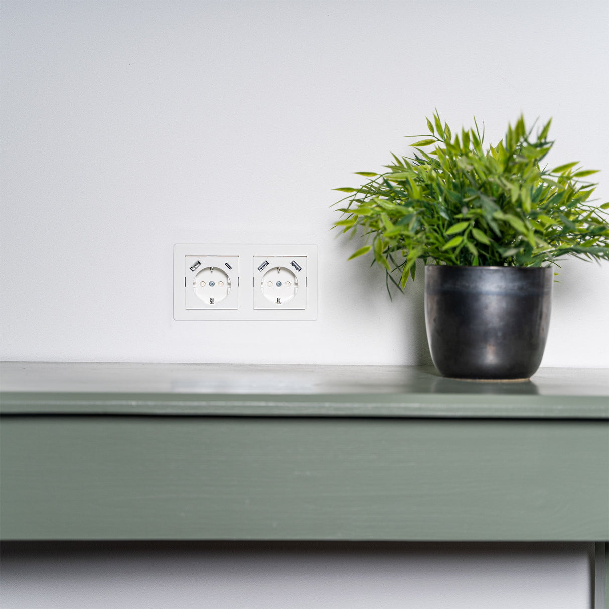 ProCharge Wandsteckdose mit USB-C- und USB-Schnellladefunktion – Universal – Weiß – RAL9010