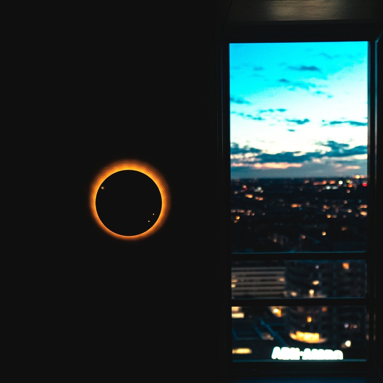 Solar-Wanduhr mit LED-Licht für draußen – Kabellos, solarbetrieben – Automatisches Ein-/Ausschalten – 22 cm