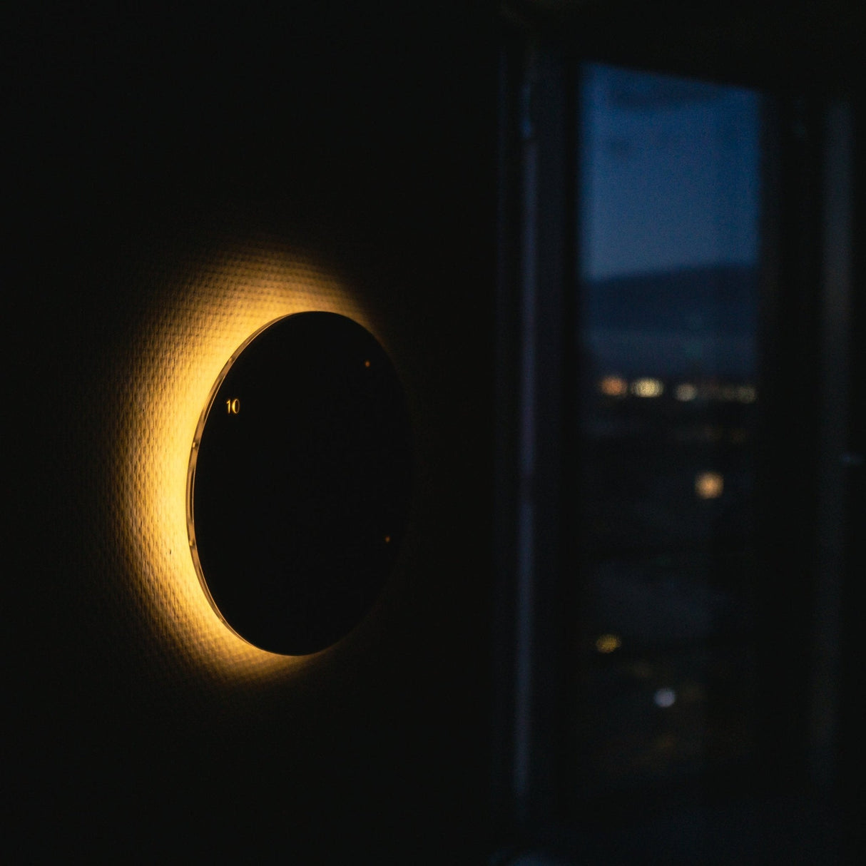 Solar-Wanduhr mit LED-Licht für draußen – Kabellos, solarbetrieben – Automatisches Ein-/Ausschalten – 22 cm