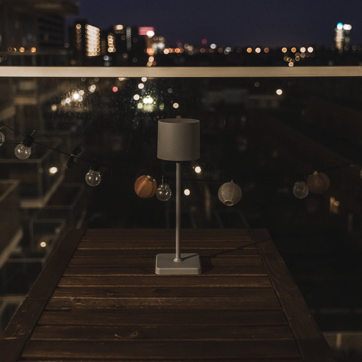 TouchDim wiederaufladbare LED-Tischlampe – Dimmbar durch Berührung – Innen und Außen – Grau