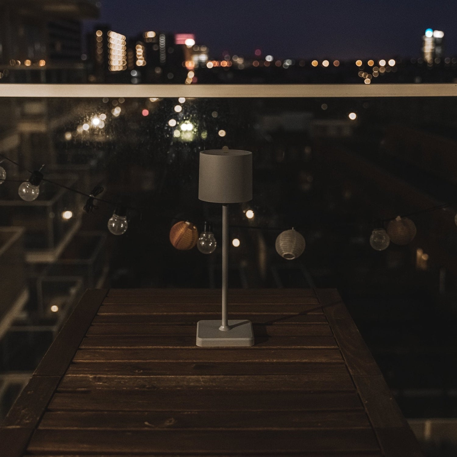 TouchDim wiederaufladbare LED-Tischlampe – Dimmbar durch Berührung – Innen und Außen – Grau