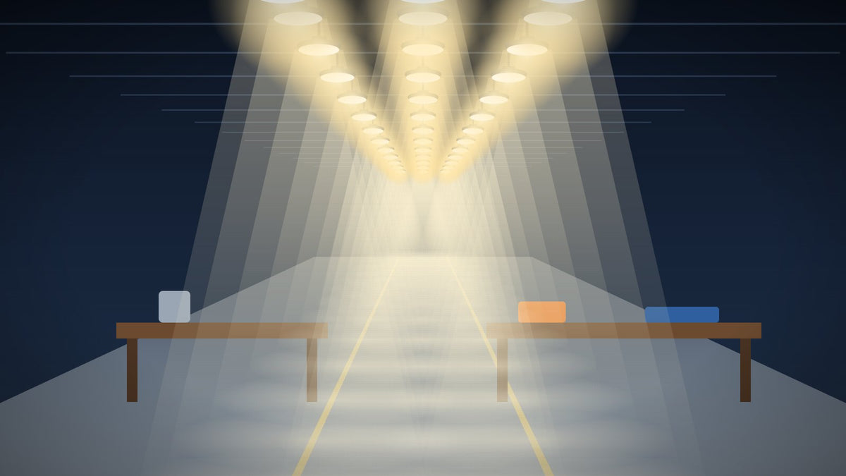 Werkplaats met werkbanken en LED-verlichting