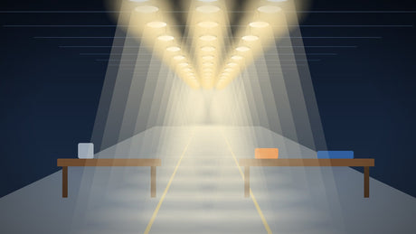 Werkplaats met werkbanken en LED-verlichting