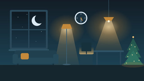 Woonkamer in de winteravond met een vloerlamp en hanglamp in warmwit licht, een kerstboompje met lichtjes, de maan buiten het raam en een klok die half vijf aangeeft