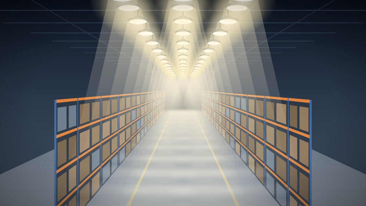 Bedrijfshal met professionele LED high bays boven magazijnstellingen