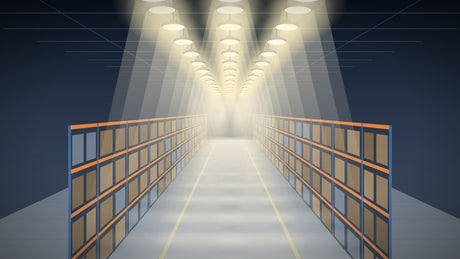 Bedrijfshal met professionele LED high bays boven magazijnstellingen