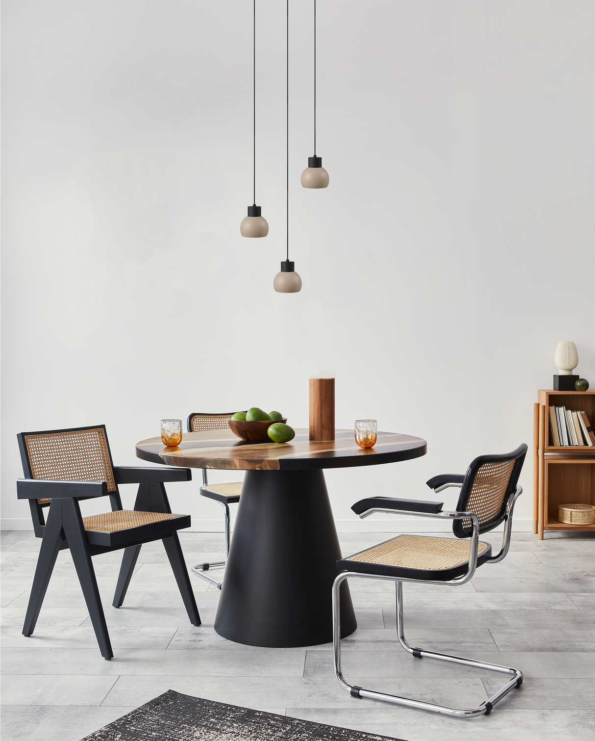 Beige hanglamp LED boven een moderne eetkamer tafel met stoelen en decoratieve accessoires