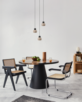 Beige hanglamp LED boven een moderne eetkamer tafel met stoelen en decoratieve accessoires