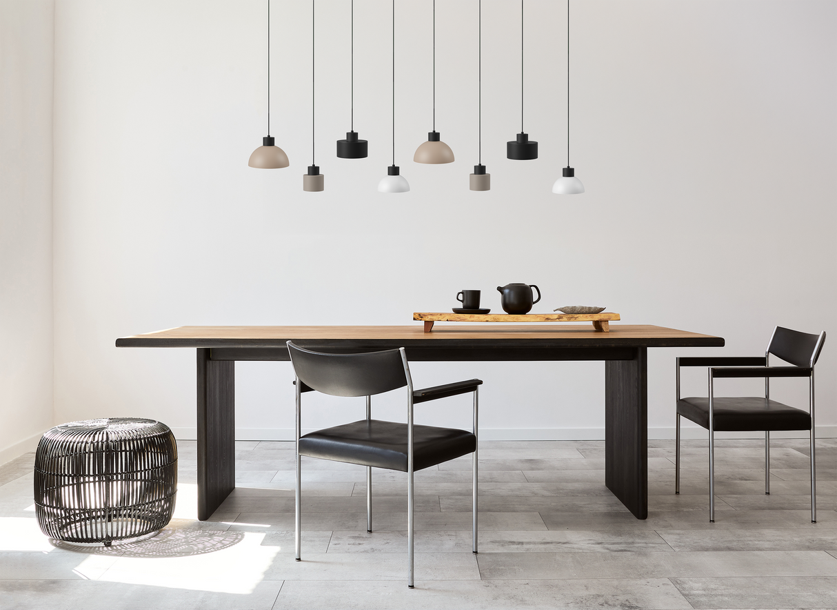 Moderne cappuccino hanglamp 8L in een minimalistische eetkamer met houten tafel en donkere stoelen