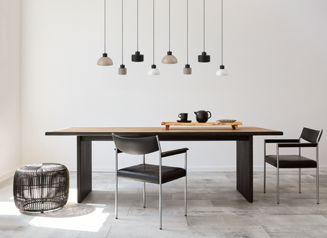 Moderne cappuccino hanglamp 8L in een minimalistische eetkamer met houten tafel en donkere stoelen