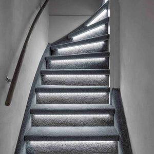 LED-Treppenbeleuchtungsset – 2100 Lumen – 2,5 W – Kaltweiß (4000 K) – 15 Stufen x 80 cm – Dimmbar – Schutzart IP20 – 15-teilig