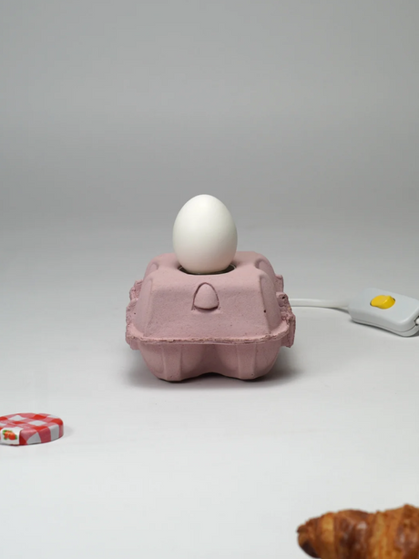 EggboxLAMP Rosé met een wit ei, uniek design voor sfeervolle verlichting
