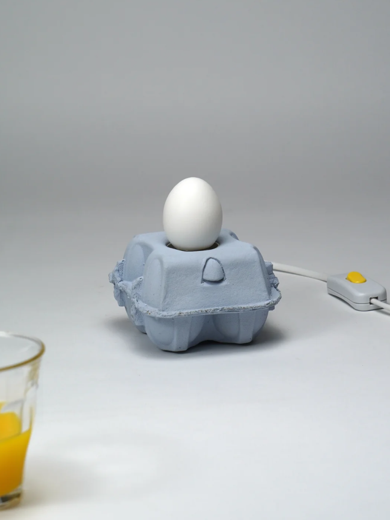 EggboxLAMP Sky LED lamp in blauw met een witte ei voor creatieve verlichting