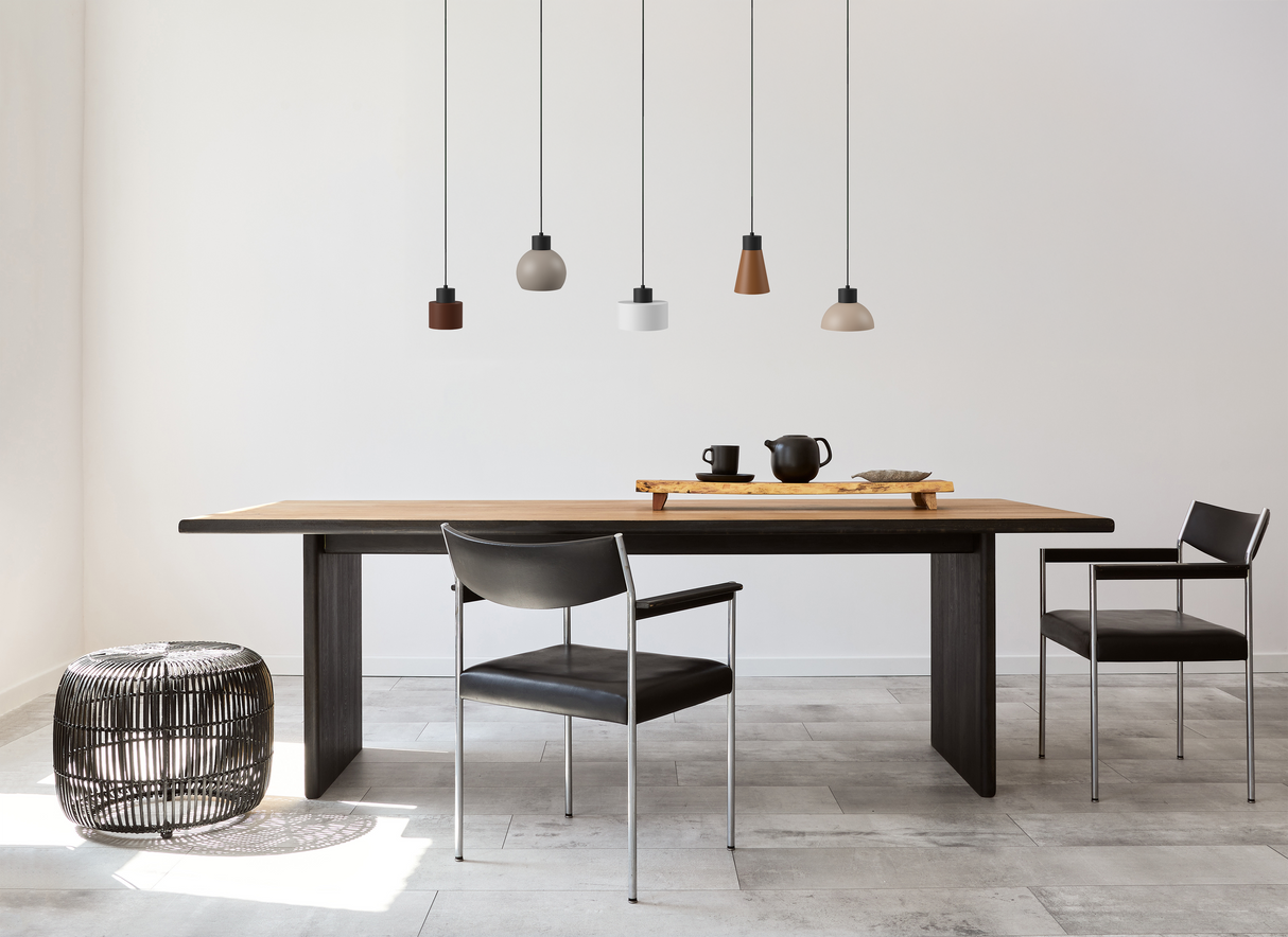 Moderne hanglamp 5 lichtpunten boven een houten eettafel in een eigentijdse woonkamer