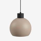 Hanglamp bolvormig LED in een zachte beige kleur met een modern zwart plafondhaakje