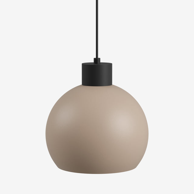 Hanglamp bolvormig LED in een zachte beige kleur met een modern zwart plafondhaakje