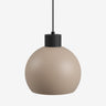 Hanglamp bolvormig LED in een zachte beige kleur met een modern zwart plafondhaakje