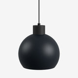Zwarte bolvormige LED hanglamp van Studio Monton met een strak en modern ontwerp