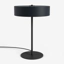 Moderne schwarze Tischlampe von Studio Monton mit zylindrischem Schirm und Metallfuß