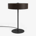 Moderne Tischlampe von Studio Monton mit einem runden bronzefarbenen Schirm und einem schlanken schwarzen Fuß