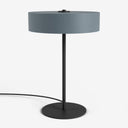 Tischlampe von Studio Monton mit rundem grauem Schirm und schwarzem Metallfuß für moderne Innenräume