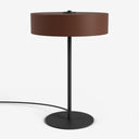 Braune Tischlampe von Studio Monton mit rundem Schirm und Metallfuß, ideal für moderne Innenräume
