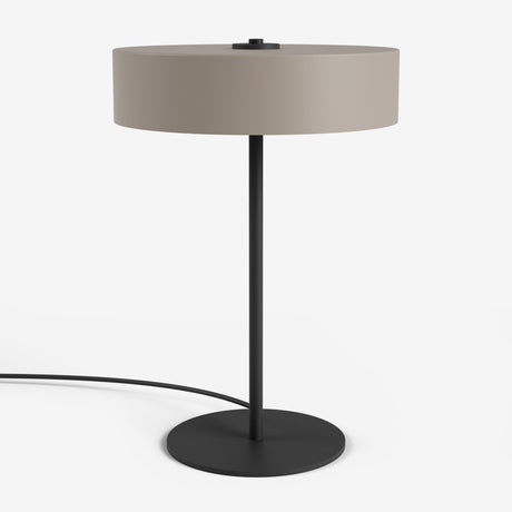 Moderne Studio Monton tafellamp met ronde beige kap en een slank zwart metalen voet