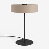 Moderne Studio Monton tafellamp met een beige lampenkap en een zwarte voet
