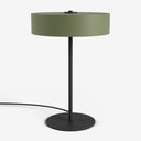 Tischlampe von Studio Monton mit grünem Lampenschirm und schwarzem Metallfuß für eine moderne Ausstrahlung