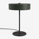 Tischlampe von Studio Monton mit schwarzem Metallfuß und grünem Lampenschirm für eine moderne Einrichtung
