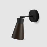 Studio Monton Wandlamp met verstelbare arm en een bronzen kegelvormige kap voor moderne interieurs