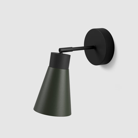 Studio Monton wandlamp met groen kap en zwart accent voor eigentijdse interieurdecoratie