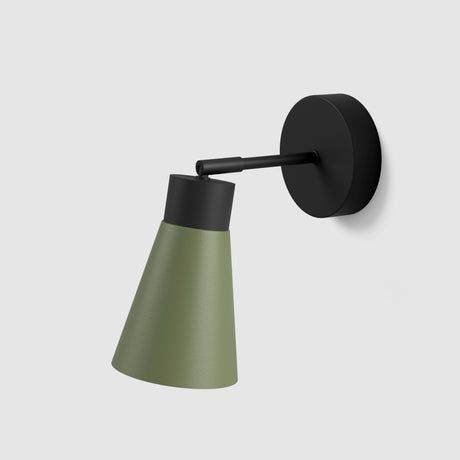 Studio Monton Wandlamp met Groene Lampschirm en Zwarte Beugel voor Modern Interieur