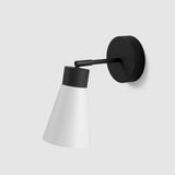 Studio Monton moderne wandlamp met zwart en wit ontwerp voor sfeervolle verlichting