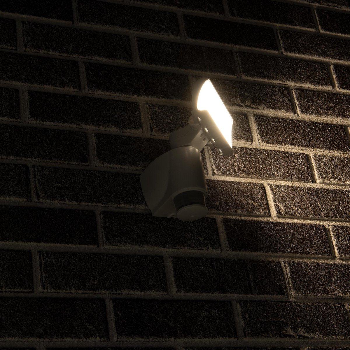 LED Buitenlamp met bewegingssensor - Licht volgt beweging - Kantelbaar - IP44 - Wit