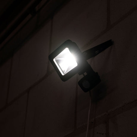 LED schijnwerper koelwit 4000K met bewegingssensor - 10W 1100 lumen - IP44